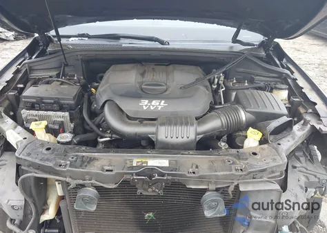 2014 Jeep Grand Cherokee Overland z USA, uszkodzony, nr VIN 1C4RJECGXEC198862